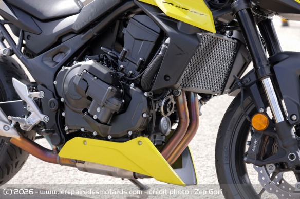 Le moteur bicylindre de 755 cm3 de la Honda CB750 Hornet E-Clutch