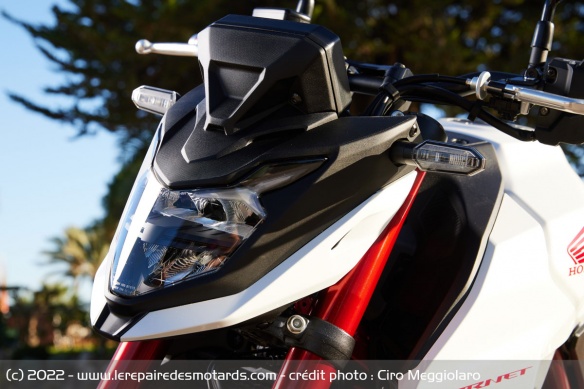 La CB750 Hornet arbore des lignes tranchantes