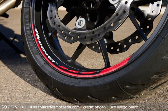 Lors de l'essai, la Hornet était chaussée de Michelin Road 5, mais des gommes Dunlop équipent également le roadster