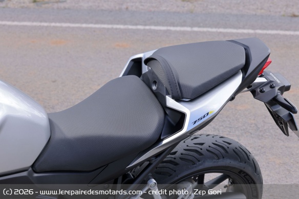La selle de la Honda CB750 Hornet E-Clutch