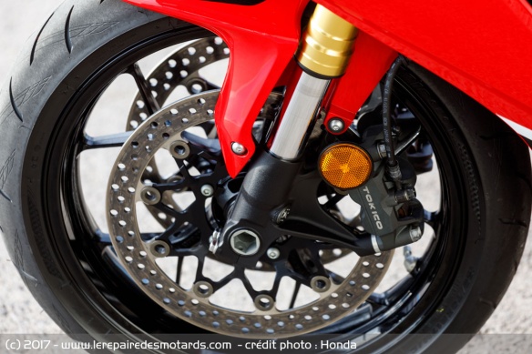 La Fireblade reçoit des étriers radiaux Tokico à 4 pistons