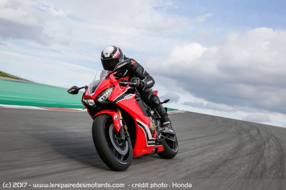 La Honda CBR 1000 RR Fireblade à l'accélération