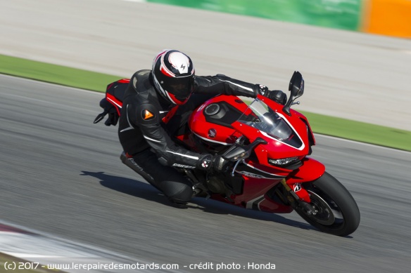 La Fireblade en courbe rapide