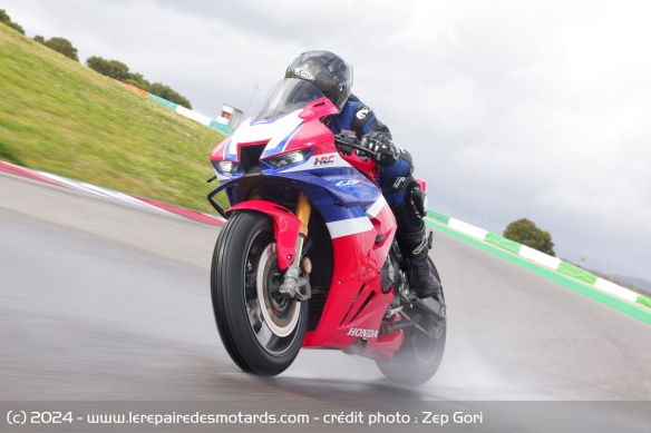 Malheureusement, c'est avec la pluie qu'il a fallu composer pour cet essai sur le technique circuit de Portimao