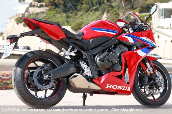 Très proche du roadster, la CBR dispose d'une partie cycle efficace