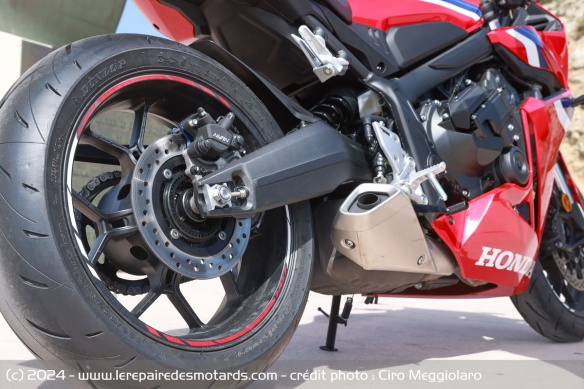 La CBR650R est chaussée en pneus Dunlop Sportmax Roadsport 2