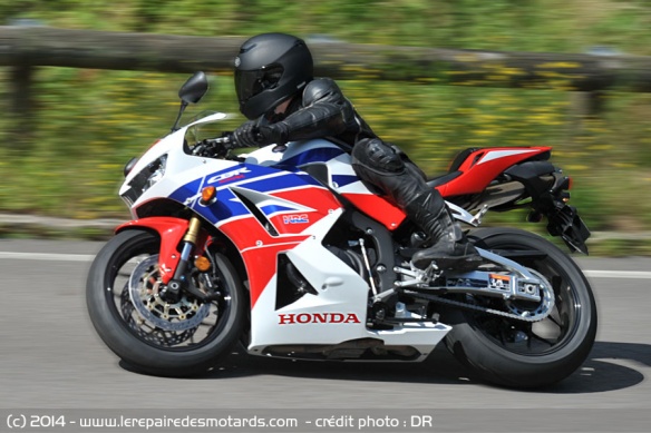 Honda CBR 600 RR sur autoroute