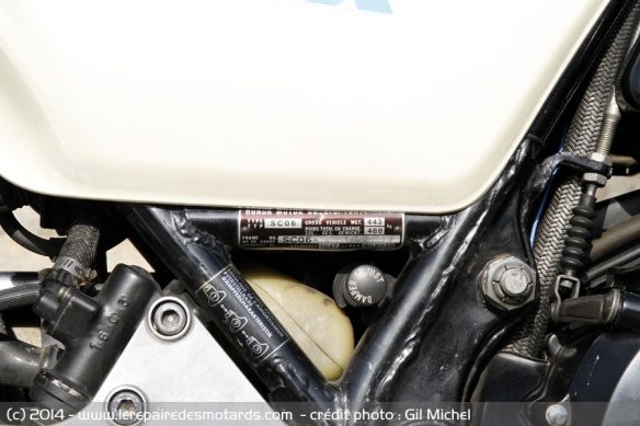 Détail du réglage d'amortisseur sur la CBX B.
