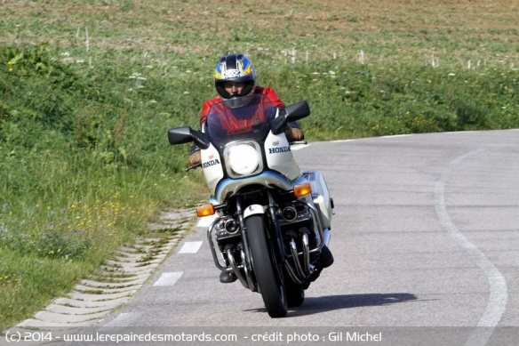 La CBX B est à l'aise sur tous types de routes...