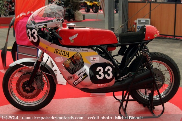 Maquillée élégamment par Daniel Mercier, sorcier du team Daytona 70, la 1000 CBX se retrouve transformée en Mike Hailwood Replica. Cette moto, confiée au double champion du monde Gérard Coudray, diffuse la musique de ses six mégaphones en championnats his