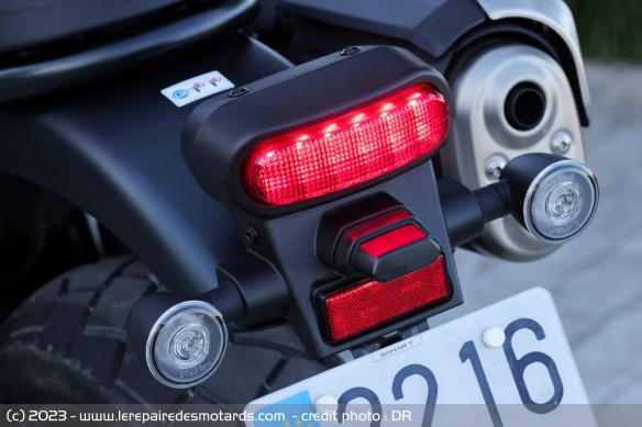Feu arrière à LED en position relevée, comme sur le modèle CL72 de 1962