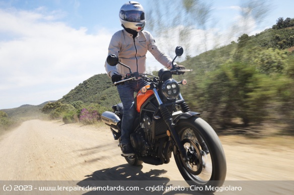 Un scrambler avec des possibilités de tout-terrain