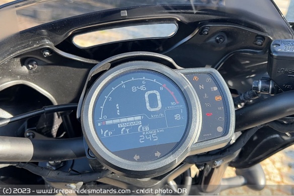 Ecran LCD très lisible et connectable à l'appli Honda