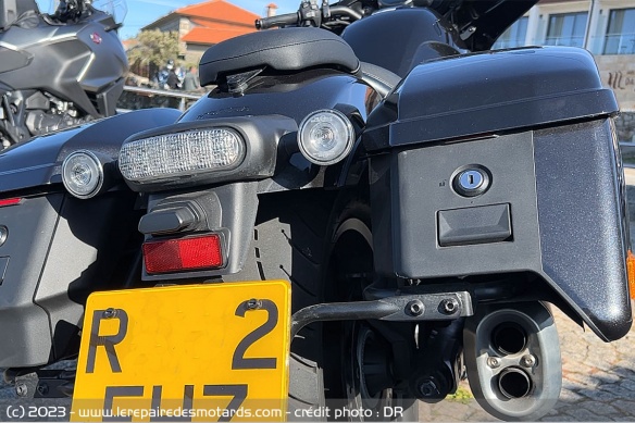Deux valises 35 litres (16l à doite, 19l à gauche)