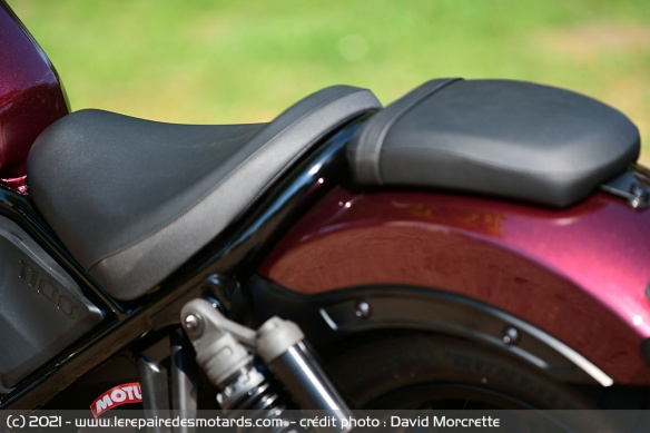 Une selle fine et un pouf pour le passager