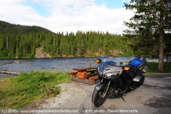 Honda F6B près de la rivière