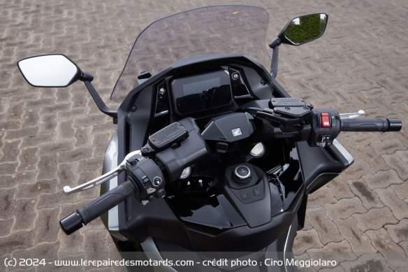 Le poste de pilotage du Honda Forza 750