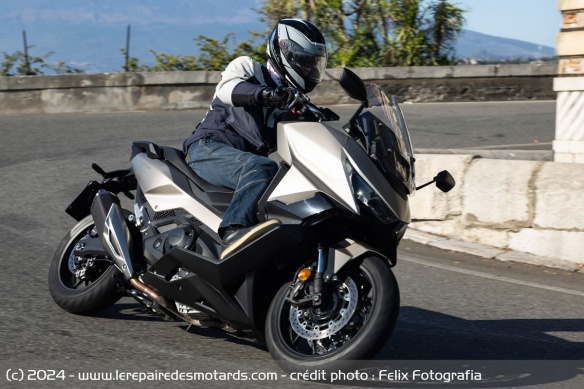 Le Honda Forza 750 en courbe