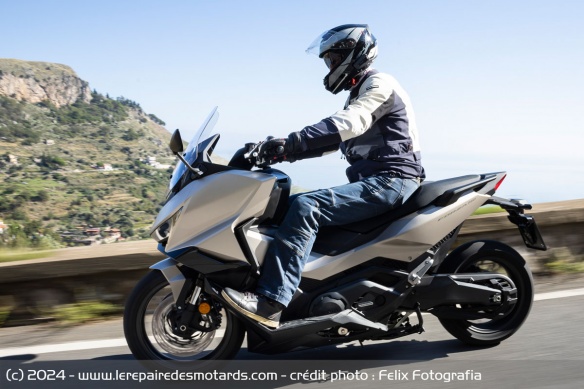Le Honda Forza 750 en ligne droite