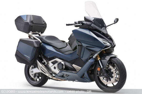 Honda Forza 750 équipé avec Top-Case et valises