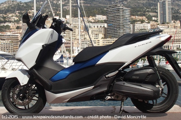 Honda Forza 125 de côté