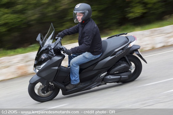 Essai Honda Forza 125 sur nationale