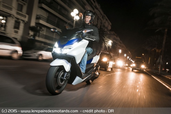 Eclairage Honda Forza 125 de nuit