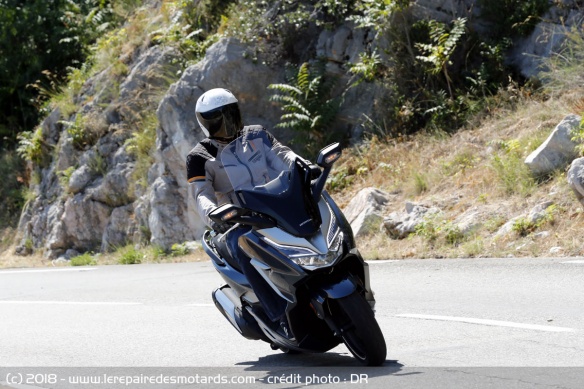 Le Honda Forza 300 en courbe