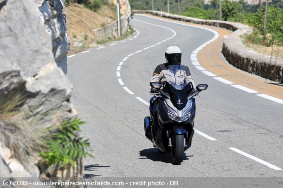 Essai Honda Forza 300 sur route sinueuse