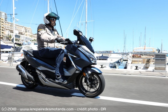 Cruising le long du port en Honda Forza 300