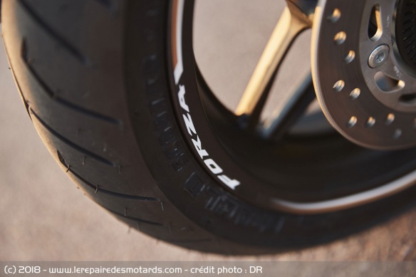 pneu du Honda Forza 300
