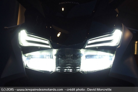 Signature lumineuse et double optique et feu à LED Honda Forza 125