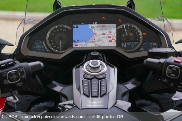 Ecran TFT, cadrans analogiques, console centrale... le poste de pilotage est des plus complets
