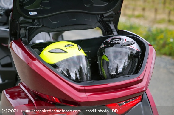 Le top box de 61 litres permet de loger deux intégraux