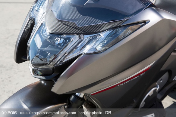La motoscoot conserve son design anguleux au niveau de l'optique avant
