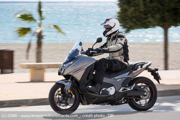 Le NC750D est aussi agréable en ville qu'efficace sur les petites routes