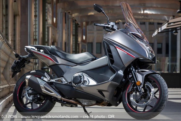 Le Honda Integra 750 évolue peu esthétiquement mais réserve quelques surprises côté cycle