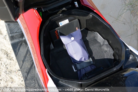 Place sous la selle du Honda Integra 750