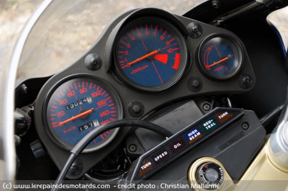 La NSR va à l'essentiel. Les témoins se trouvent sur le té de fourche. Sur cette moto importée du Japon, le voyant « speed » spécifique aux motos du soleil levant s'allume lorsqu'on dépasse les 90 km/h.