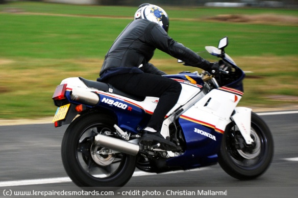 Position de conduite agréable, bon confort général... La Honda permet aussi de longues et belles balades.