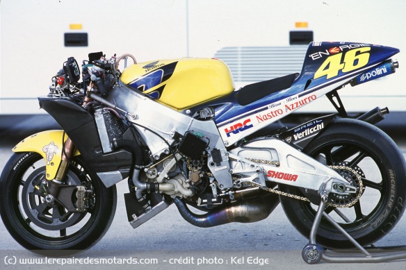 Le cadre est très proche de celui de la Honda SP-1 du WSBK, titrée avec Colin Edwards