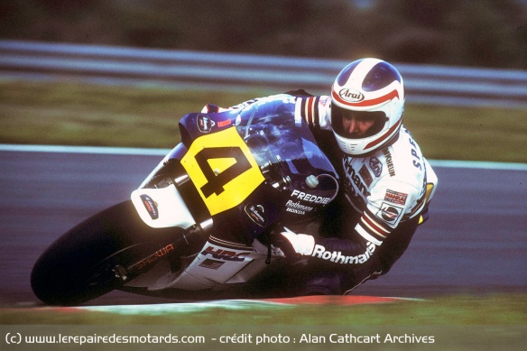 Freddie Spencer au guidon de la Honda NSR500 lors de la saison 1985
