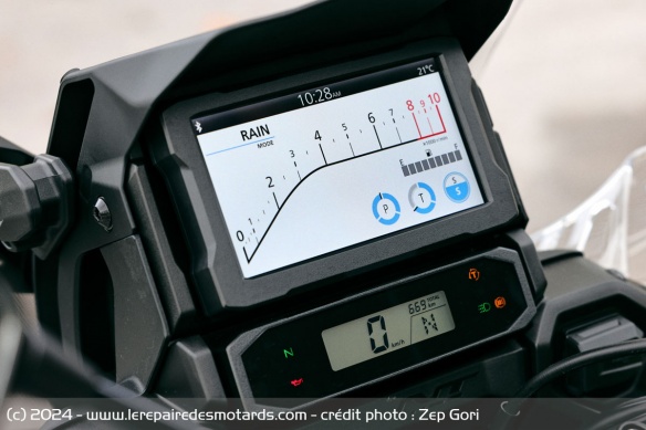 Le compteur TFT couleur est secondé par un petit écran LCD