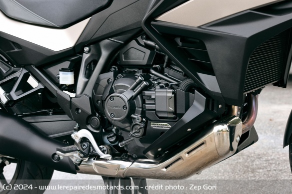 Le twin de 1.084 cm3 reprend les dernières évolutions introduites sur l'Africa Twin 1100