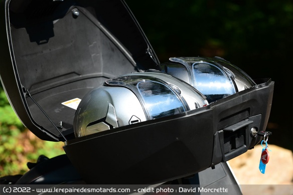Le top-case loge deux casques modulables