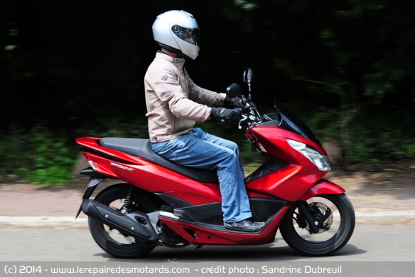 Honda PCX 125 sur départementale