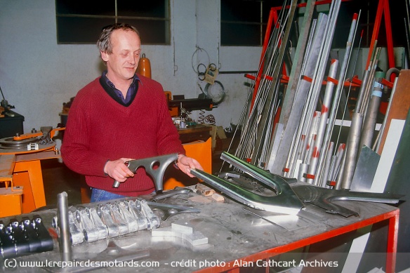 Alain Chevallier dans son atelier de Vendome travaillant sur la 500
