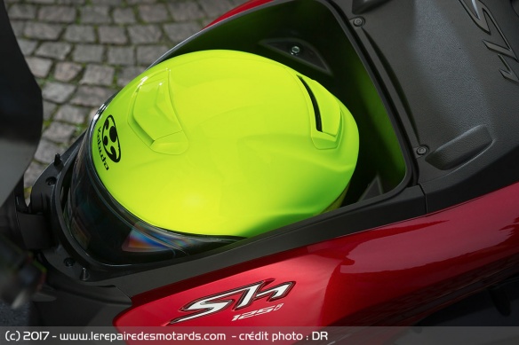 Coffre sous la selle pour un casque jet