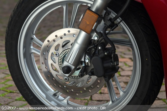 Simple disque, mais étrier trois pistons à l'avant