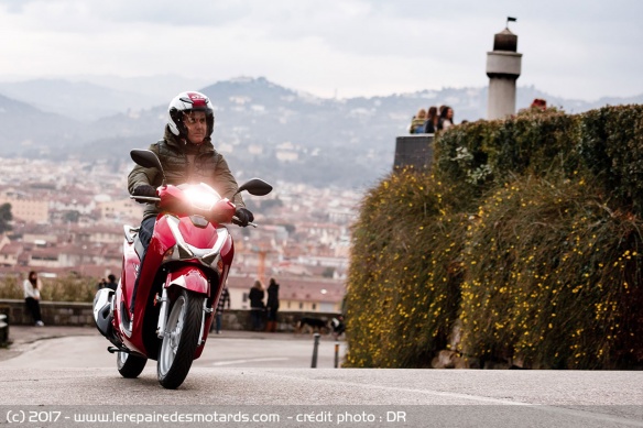 Honda SH 125i sur route